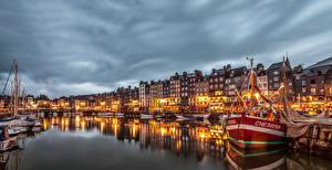 Фото Франция Дома Реки Причалы Вечер Речные суда Катера Уличные фонари Honfleur Lower Normandy город