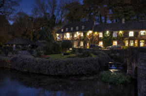 Картинки Англия Здания Река Вечер Кусты village Bibury Gloucestershire город