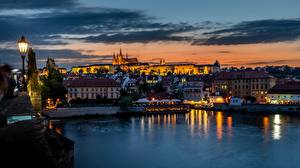 Фото Прага Чехия Речка Дома Рассветы и закаты Вечер Уличные фонари Vltava Города