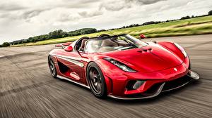 Фотография Koenigsegg Красная Родстер Едущий Regera