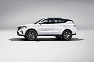 Фотография Geely CUV Сбоку Белых Металлик Китайский Сером фоне Vision X6 Pro, 2021 машины