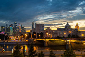 Фото Россия Москва Здания Река Мосты Вечер Уличные фонари Borodinsky Bridge Города